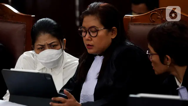 Putri Candrawathi (kiri) saat menjalani sidang lanjutan di Pengadilan Negeri Jakarta Selatan, Selasa (6/12/2022).