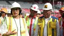 Menkeu Sri Mulyani (kiri) bersama Menteri PUPR Basuki Hadimuljono dan Sesmenpora Gatot S Dewa Broto (tengah) meninjau Stadion Utama Gelora Bung Karno di Senayan, Jakarta, Kamis (23/11). (Liputan6.com/Pool/Sesmenpora)