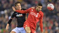 Pemain Exeter City,Tom Nichols (kiri) mencoba mgnhalau bola dari kejaran pemain Liverpool, Tiago Ilori pada laga piala FA putaran ketiga di Stadion, Anfield, Liverpool, Kamis (21/01/20160 dini hari WIB. (AFP /Paul Ellis)