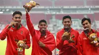 Lalu Muhammad Zohri (dua kanan) bersama Fadlin, Eko Rimbawan, dan Bayu Kertanegara menunjukkan medali perak usai bertanding di final lari 4x100 meter cabang olahraga atletik Asian Games 2018 di Jakarta, Kamis (30/8). (AP Photo/Bernat Armangue)