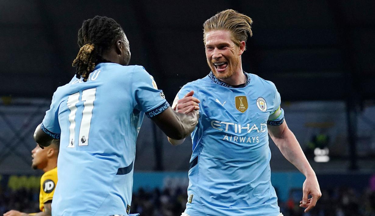 Pemain Manchester City, Kevin De Bruyne (kanan) melakukan selebrasi bersama Jeremy Doku setelah mencetak gol ke gawang Wolverhampton dalam laga lanjutan Liga Inggris 2024/2025 di Etihad Stadium, Manchester, Inggris, Jumat (02/05/2025) waktu setempat. (AP Photo/PA/Martin Rickett)