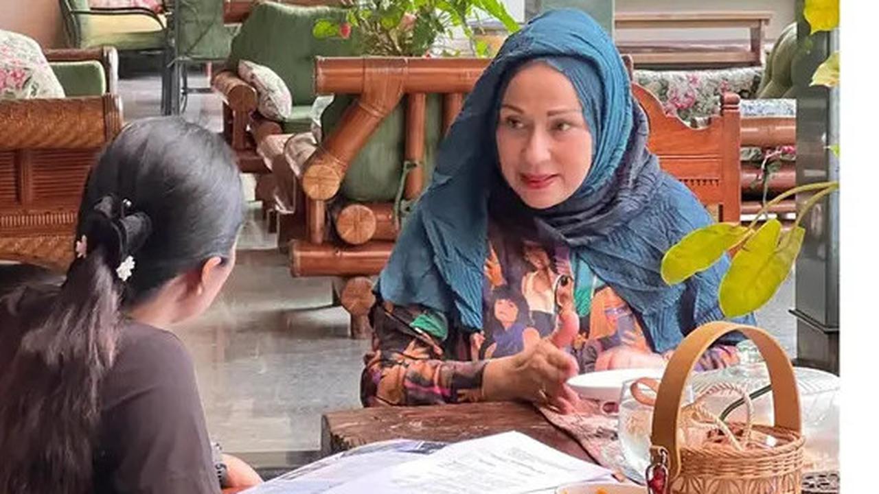 Intip 5 Potret Teras Semi Terbuka Camelia Malik Bernuansa Klasik dan Tropis