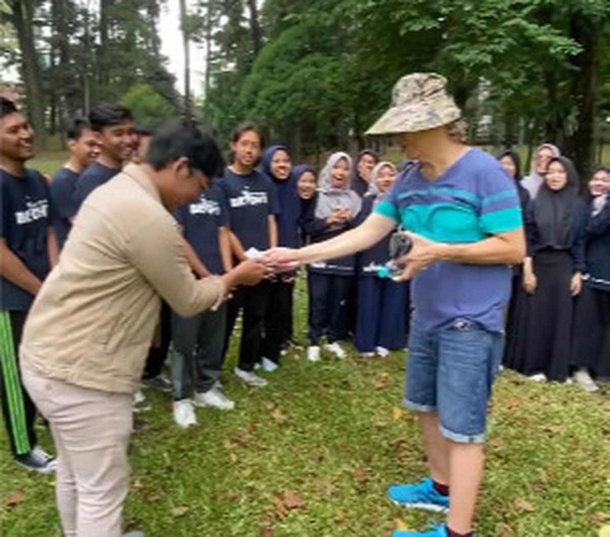 Babah Alun juga terlihat membagikan sedikit rezekinya kepada masyarakat yang ditemuinya.