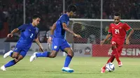 Duel Thailand vs Indonesia di matchday terakhir penyisihan Grup A Piala AFF U-19 2018 di Stadion Gelora Delta, Sidoarjo, Senin (9/7/2018). (Bola.com/Aditya Wany)