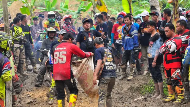 Petugas menebar merang untuk membuat jalur tanjakan ekstrem kesat. (Foto: Liputan6.com/Muhamad Ridlo)