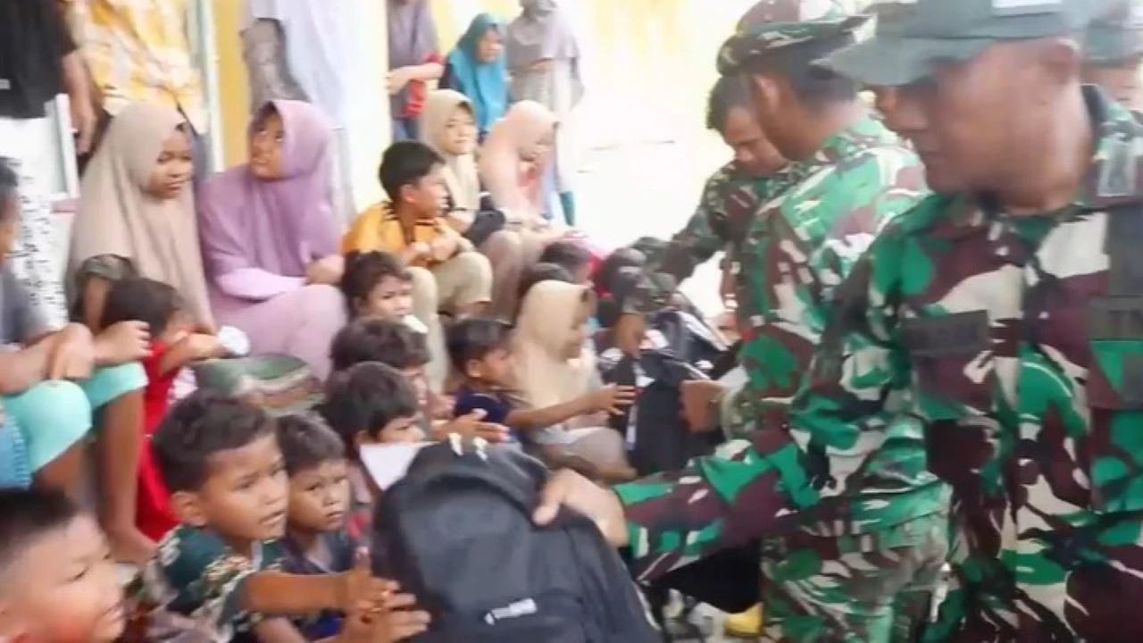 TNI Salurkan 1.800 Paket Peralatan Sekolah, Bangkitkan Semangat Belajar Anak Korban Banjir Aceh