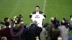 Mantan Pemain Manchester United, Gary Neville berfoto dengan Jersey Valencia bertuliskan namanya di Stadion Mestalla, Kamis (3/12/2015). Gary didaulat sebagai pelatih baru Valencia. (AFP Photo/Jose Jordan)