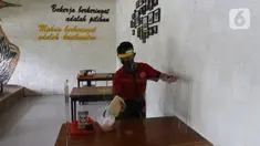 Pramusaji membersihkan meja di restoran Bebek Kaleyo, Kemanggisan, Jakarta, Senin (12/10/2020). Pada penerapan kembali masa PSBB Transisi Jakarta, restoran dan cafe diperbolehkan melakukan pelayanan makan di tempat dengan protokol kesehatan yang ketat. (Liputan6.com/Herman Zakharia)
