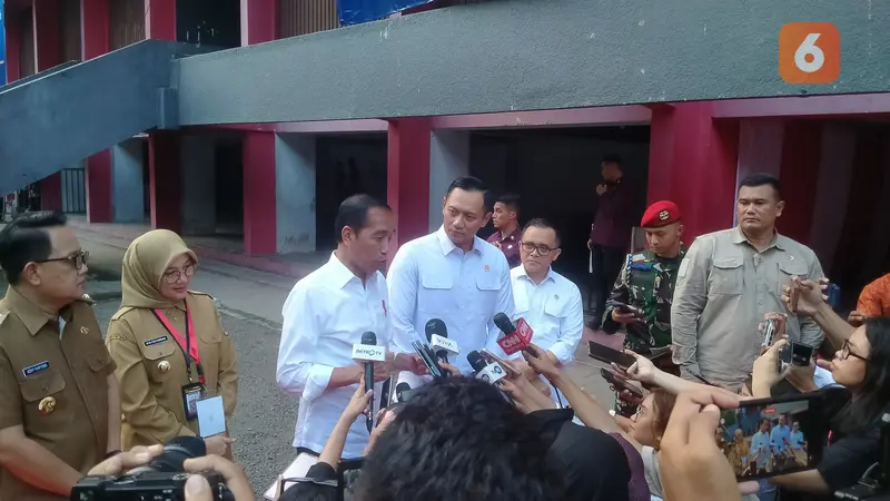 Presiden Jokowi saat menjawab pertanyaan wartawan setelah menyerahkan sertifikat elektronik di GOR Tawangalun Banyuwangi (Hermawan Arifianto/Liputan6.com)