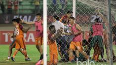 Para pemain Pusamania Borneo FC, merayakan kemenangan usai mengalahkan Madura United lewat adu penalti pada babak delapan besar Piala Presiden 2017 di Stadion Manahan, Solo. Jumat (25/2/2017). (Bola.com/Nicklas Hanoatubun)