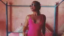 Nah ini Demi Lovato menggunakan baju renang warna pink di tempar tidur. (instagram/ddlovato)