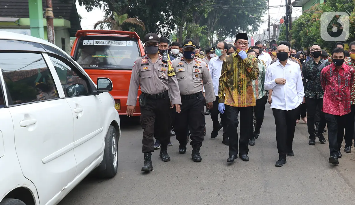 Menteri Koperasi dan UKM Teten Masduki (kedua kanan) saat mengunjungi Pasar Kranggan, Bekasi, Jawa Barat, Jumat (19/6/2020). Teten melakukan peninjauan lapangan terkait restrukturisasi pinjaman/pembiayaan LPDB-KUMKM kepada Koperasi Pasar Kranggan. (Liputan6.com/Herman Zakharia)
