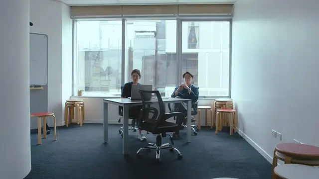 Salah satu adegan dalam film Human Resource. (Foto: Dok. GDH 559/ Happy Ending Film/ One Cool Connect/ Jai Studios via IMDb)