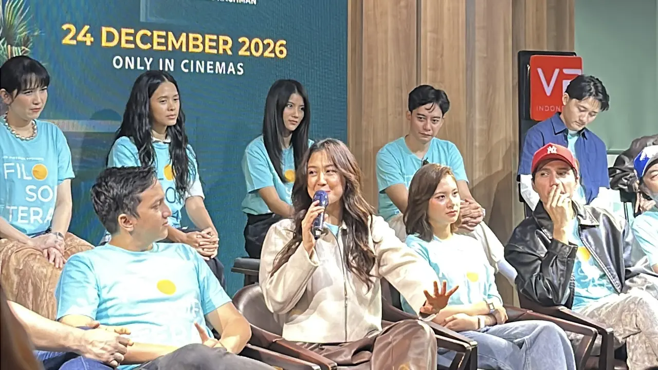 Sherina Munaf, mengangkat mic dalam konferensi pers official poster & soundtrack film Filosofi Teras di kawasan Jakarta pada, (27/10/2026). (Liputan6.com/Afradhiya N. R)