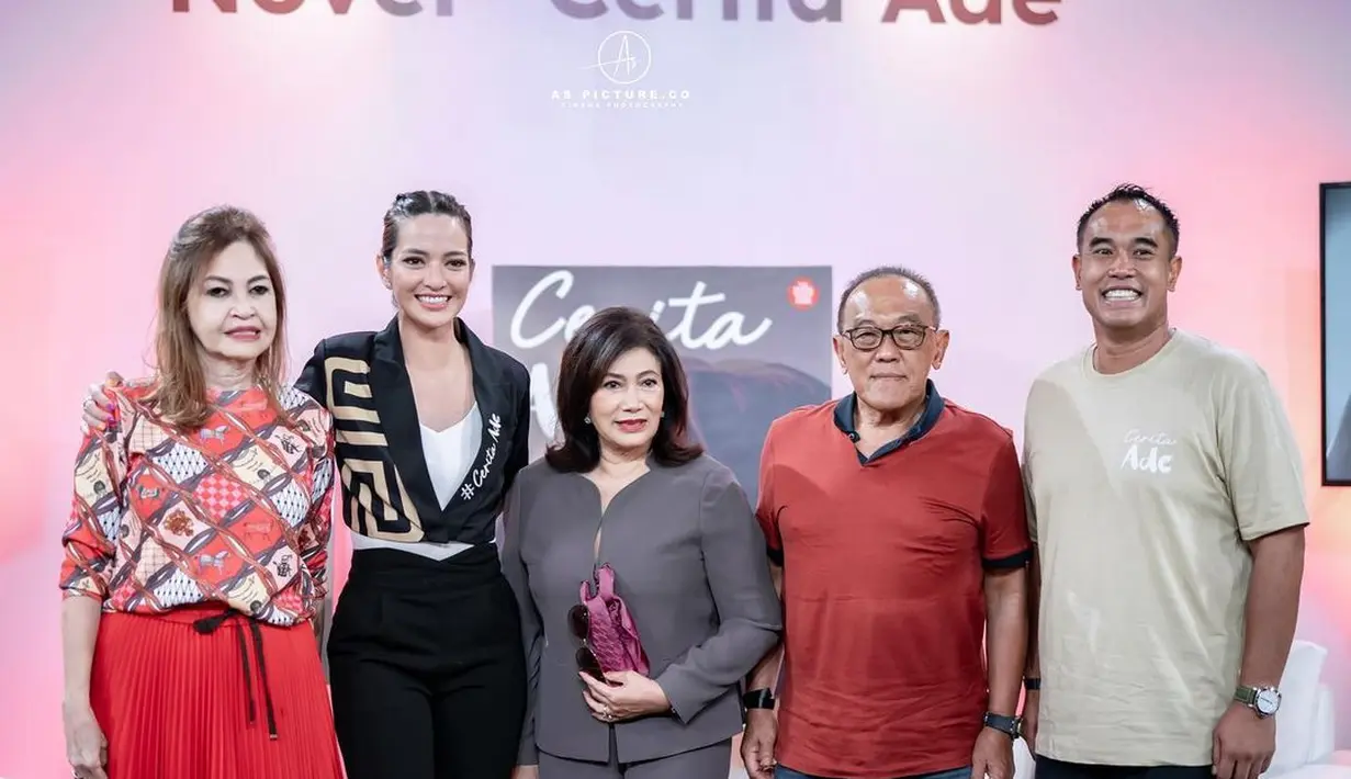 Ia memadukan tank top putih dengan crop top blazer hitam dari brand lokal, Surin.  [instagram/ramadhaniabakrie]