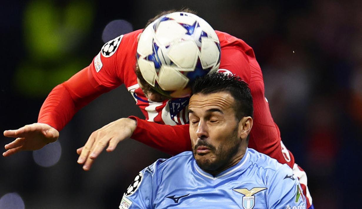 Pemain Atletico Madrid, Rodrigo De Paul, duel udara dengan pemain Lazio, Pedro, pada laga grup E Liga Champions di Stadion Metropolitano, Madrid, Kamis (14/12/2023). Meskipun sama-sama telah lolos ke fase selanjutnya, namun kedua tim tetap bermain dengan tensi tinggi. (AP Photo/Pablo Garcia)