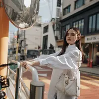 Aktris muda ini diketahui hadir untuk menghadiri acara bergengsi Chanel Métiers d’Art Replica Show yang juga dihadiri oleh Jennie. [@syifahadju].