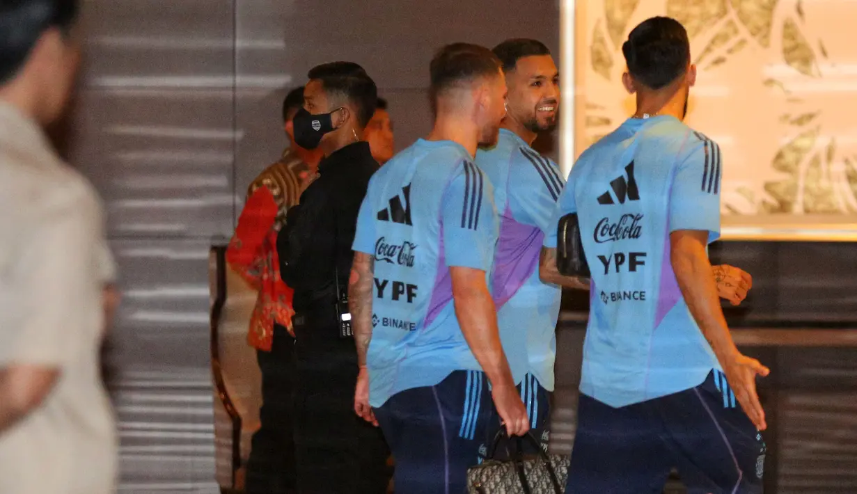 Pemain Timnas Argentina, Alexis Mac Allister (kiri) berjalan meninggalkan lobi hotel menuju tempat latihan di Stadion Utama Gelora Bung Karno, Jakarta, Sabtu (17/6/2023). (Bola.com/Bagaskara Lazuardi)