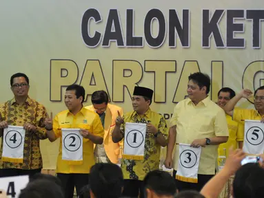 Calon Ketua umum Partai Golkar, Aziz syamsuddin, Mahyudin, Setya Novanto, Ade Komarudin, Erlangga Hartarto, dan Priyo Budi Santoso (dari kiri) menunjukan nomer urut Calon Ketua Umum Partai Golkar, Jakarta, Sabtu (7/5).(Liputan6.com/Johan Tallo)