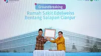 Chief Wholesale Banking Officer PT Bank Muamalat Indonesia Tbk Irvan Y. Noor (kanan) berfoto bersama CEO Edelweiss Hospital Group Syauqi Mujahid Rabbani (kiri) pada seremoni peletakan batu pertama pembangunan rumah sakit Nahdlatul Ulama (NU) di Cianjur, Jawa Barat.