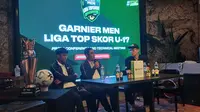 Legenda sepak bola Indonesia, Indriyanto Nugroho berbicara mengenai pentingnya turnamen usia muda dalam konferensi pers Liga Top Skor U-17 di Jakarta, Kamis (18/1/2024). (Bola.com/Hery Kurniawan)