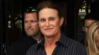 Begini Saat Bruce Jenner Pakai Busana Wanita di Rumahnya 