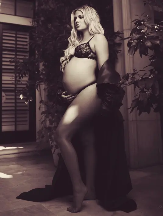Tak sampai sana, ia pun mengunggah fotonya yang hanya menggunakan pakaian dalam ke Instagram sembari menunjukkan bentuk perutnya. (instagram/khloekardashian)