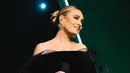 <p>Saat manggung beberapa saat lalu, Adele mengenakan gaun off shoulder. Gaun velvet itu dipadukan dengan tulle, memiliki detail polkadot sequin di bagian lengan. [instagram/adele]</p>