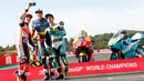 Pembalap MotoGP Marc Marquez (kiri) bersama pembalap Moto2 Alex Marquez (tengah) dan pembalap Moto3 Lorenzo Dalla Porta (kanan) berswafoto di depan Valencia Motorcycle Grand Prix, Spanyol, Minggu (17/11/2019). Ketiganya sukses merebut gelar juara dunia tahun 2019. (AP Photo/Alberto Saiz)