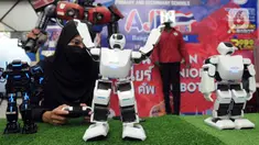 Mahasiswa magang mangoperasikan robot di Kampong Robot, Sarua, Ciputat, Tangerang Selatan, Banten, Jumat (18/3/20222). Kampong Robot di bawah naungan International Youth Robotic Associaton (IYRA) Indonesia berdiri sejak 2020. (merdeka.com/Arie Basuki)
