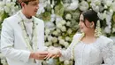 Sedikit bagian rambut Nessie Judge dibiarkan tergerai untuk membingkai wajahnya dengan lebih baik. [Foto: Instagram/thebridestory]