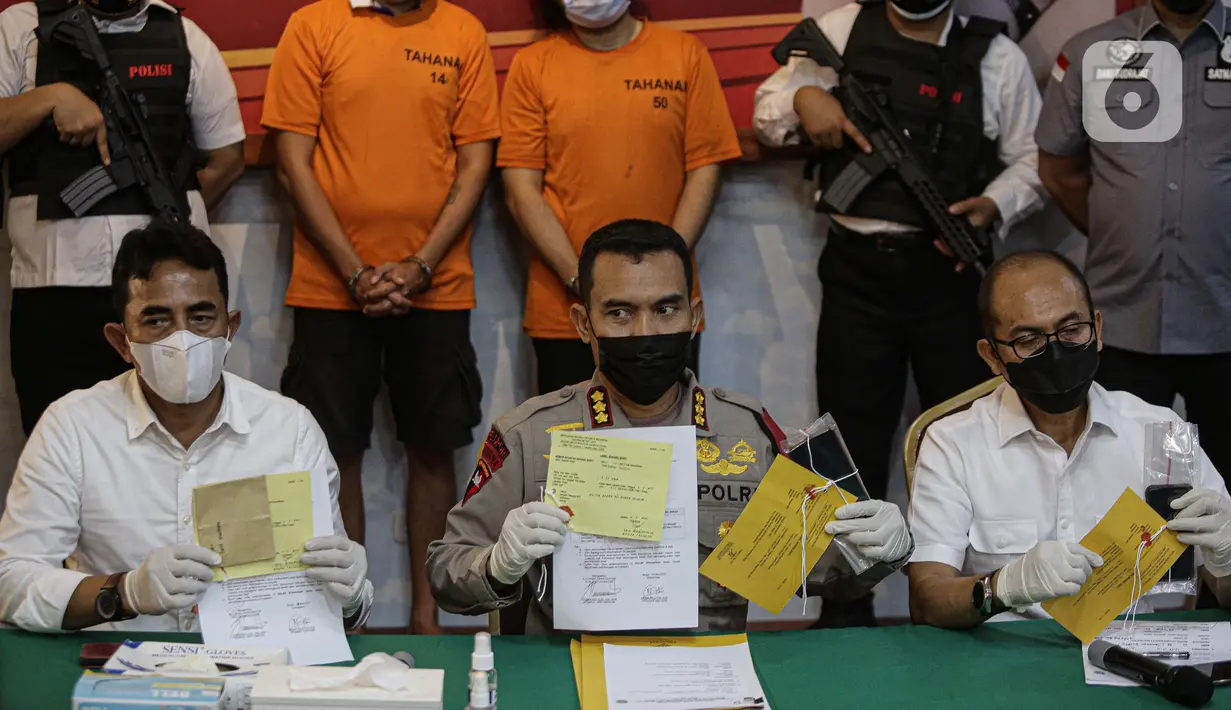 Kapolres Metro Jakarta Utara Kombes Pol Guruh Arif Darmawan (tengah) saat rilis kasus penyalahgunaan narkoba vokalis grup band Deadsquad Daniel Mardhany di Polres Jakarta Utara, Senin (3/5/2021). Daniel Mardhany ditangkap bersama rekannya. (Liputan6.com/Faizal Fanani)