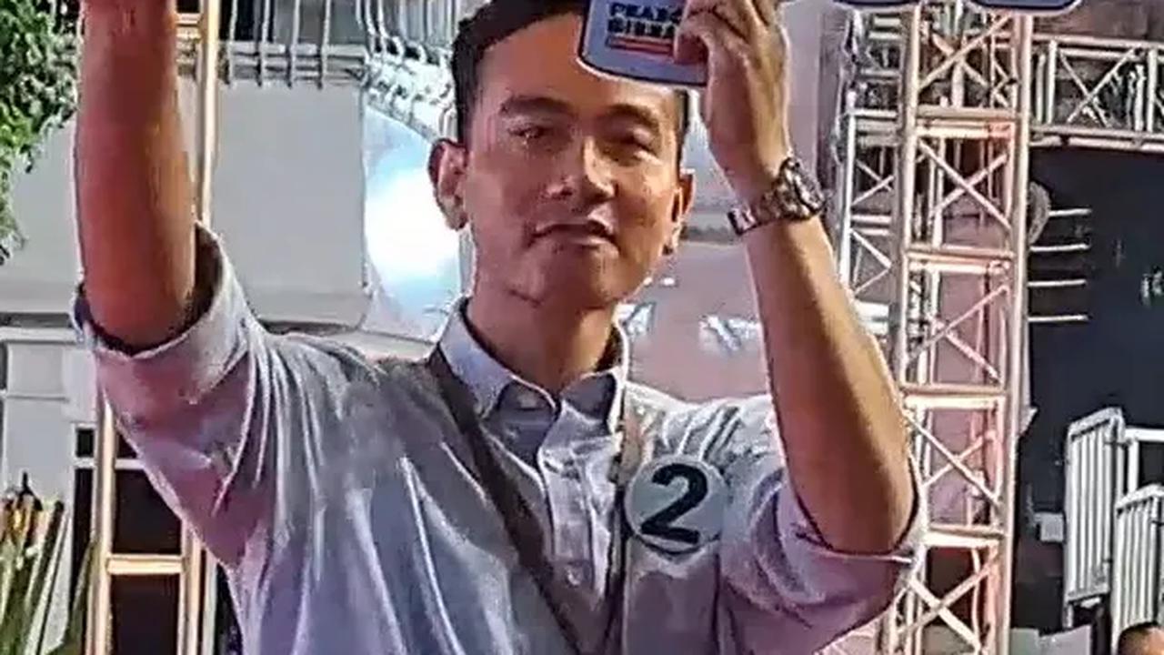 Gibran pun langsung mengangkat dua jari ke hadapan para hadirin.<br>
