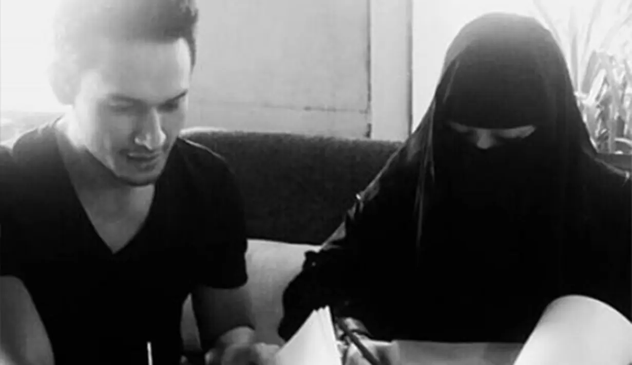 Bagi Aya, Indra bukanlah orang baru dalam kehidupannya. Mereka pertama kali bertemu saat beradu akting di sinetron berjudul ‘Terpikat’ yang populer pada tahun 2000. (Via Instagram/@Indrabrugman)