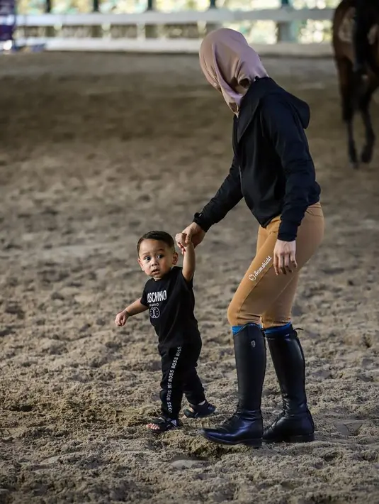 Kombinasi warna hitam dan cokelat sepertinya jadi combo favorit Lesty. Kali ini ia memakai hoodie hitam dan celana cokelat, plus boots warna hitam. [Foto: @lestykejora]