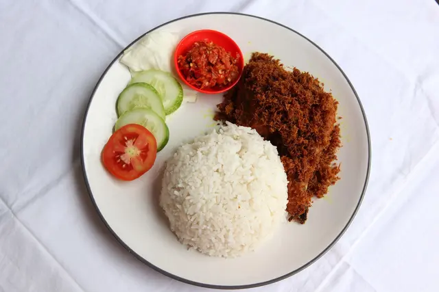 1. Resep Ayam Goreng Ungkep Serundeng