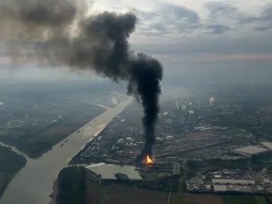 Asap hitam membumbung tinggi menyusul ledakan dan kebakaran yang melanda pabrik bahan kimia raksasa di Jerman, BASF, di Kota Ludwigshafen, Senin (17/10). Setidaknya dua orang pekerja tewas dan enam terluka parah dalam ledakan itu (Ulli ZIEGENFUSS/DPA/AFP)