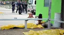 Seorang wanita menangisi jenazah yang tergelatak di jalanan pasca penembakan di terminal bus kota Choloma, Honduras, (24/11). 8 orang tewas akibat penembakan ini. (REUTERS/Stringer)