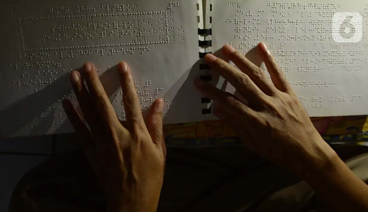 Seorang tunanetra membaca Al-Quran braille saat tadarus bersama secara online lewat aplikasi di Jakarta, Selasa (12/5/2020). Di tengah pandemi COVID-19 ini, sejumlah tunanetra melakukan tadarus bersama guna meningkatkan keimanan dan ketakwaan di bulan Ramadan 1441 Hijriah. (merdeka.com/Imam Buhori)