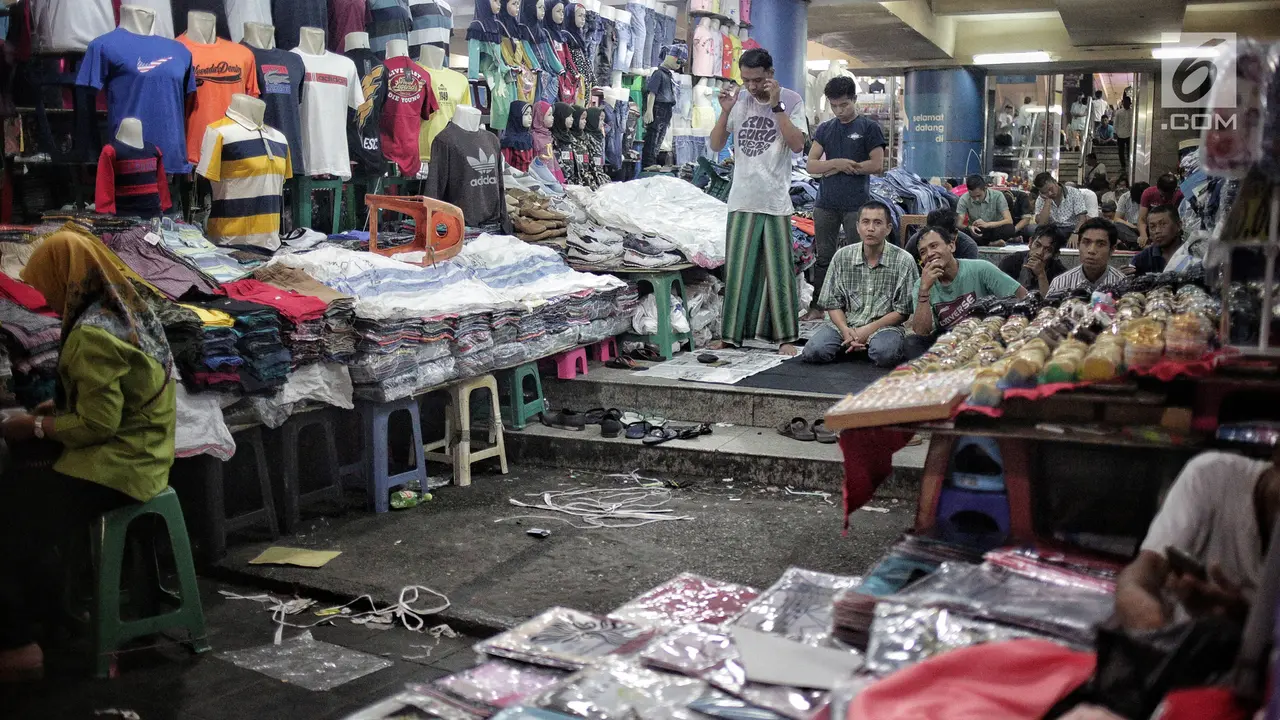 Salat Jumat di Tengah Kesibukan Pasar Tanah Abang