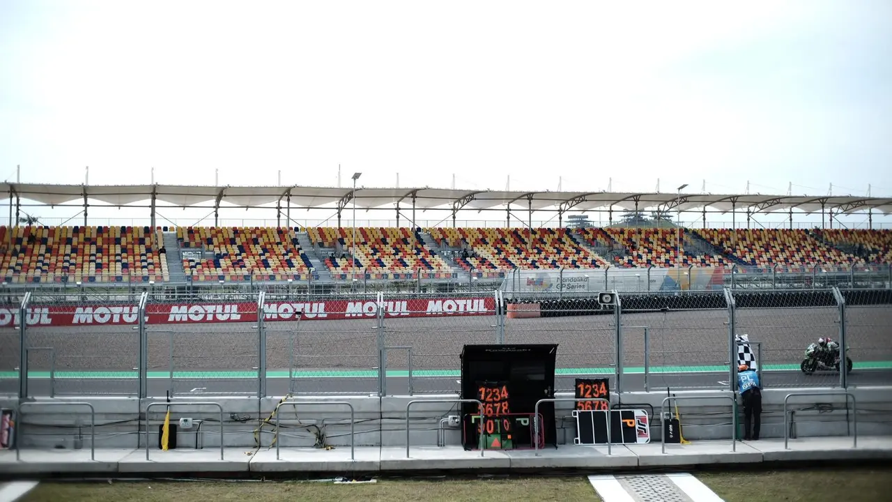 Pantauan WSBK 2022 Hari ke-2, Sepi Penonton dan Kursi Tribun Kosong (Arief A/Liputan6.com)