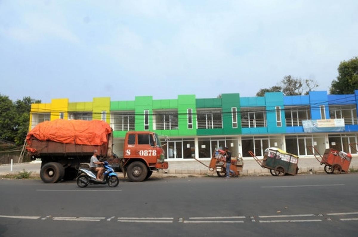 Akses ke Bantargebang diblokir, truk sampah DKI terlantar