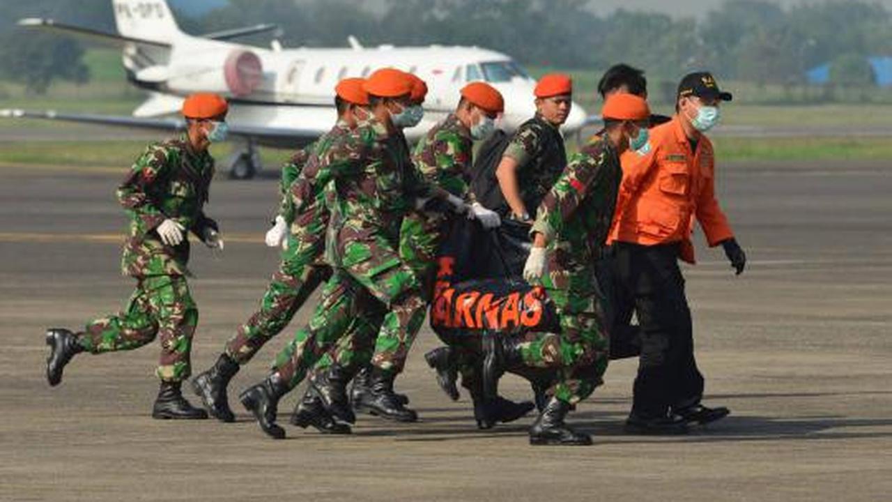 Sederetan mobil ambulans disiapkan untuk membawa korban pesawat Sukhoi 
