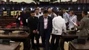 Ketua DPR Setya Novanto mengecek kesiapan ruang rapat Paripurna I di Gedung Kura - Kura, Kompleks Parlemen, Jakarta, Senin (27/2). Raja Salman rencananya akan berkunjung  ke DPR pada tanggal  2 Maret. (Liputan6.com/Johan Tallo)
