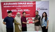 Asuransi Sinar Mas Tuntaskan Klaim Kebakaran Rp 650 Juta