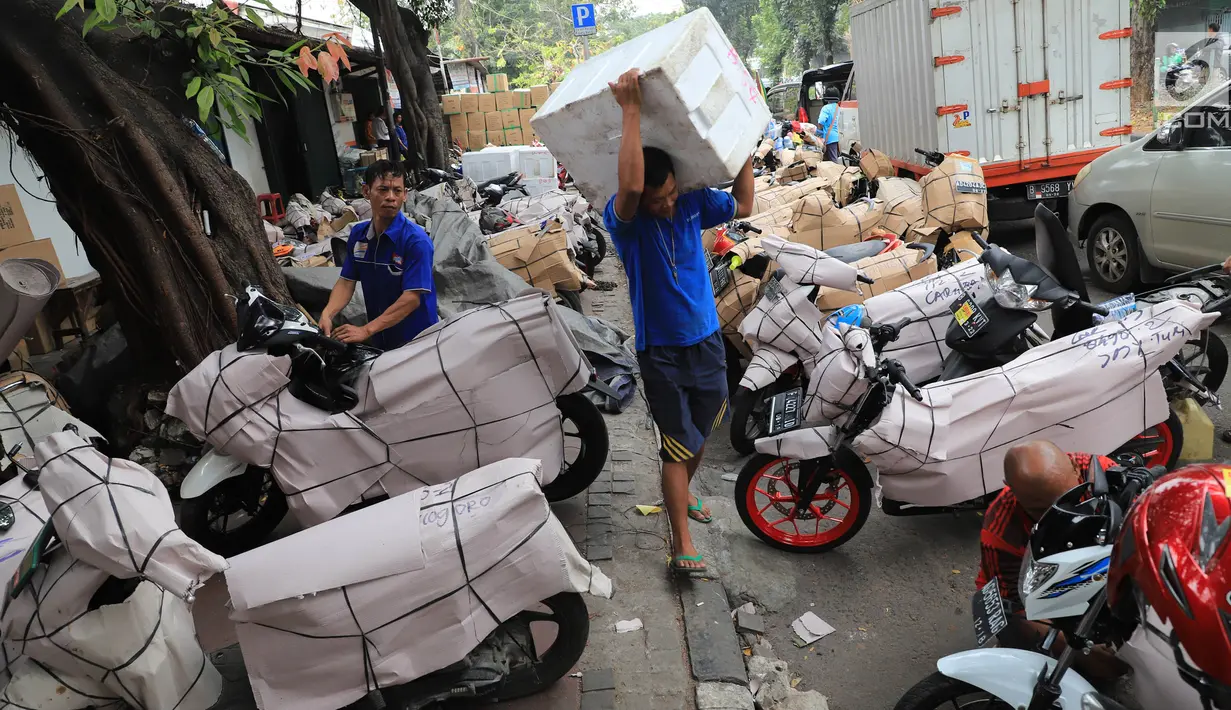 Sejumlah sepeda motor yang akan dikirim di Stasiun Pasar Senen, Jakarta, Selasa (5/6). Jasa pengiriman motor ke daerah meningkat dua kali lipat jelang arus mudik dan Hari Raya Idulfitri 2018. (Liputan6.com/Arya Manggala)