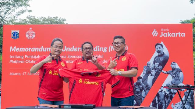 Penandatanganan MoU kerja sama sponsorship antara Bank Jakarta dengan klub Persija di Taman Menteng, Jakarta Pusat, Kamis (17/7) (Istimewa)