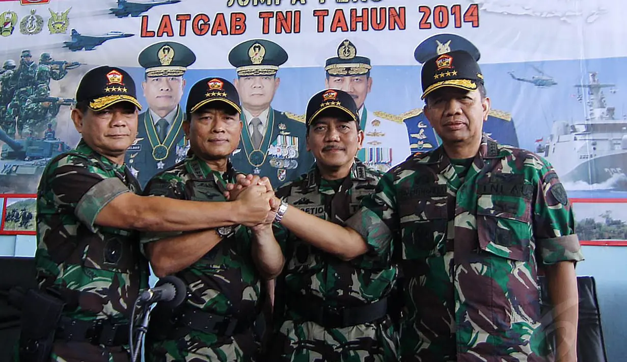 Panglima TNI, Jenderal Moeldoko (kedua dari kiri) secara resmi membuka Latihan Gabungan TNI 2014 di Pangkalan Udara Halim Perdanakusumah, Senin (19/5/14). (Liputan6.com/Faizal Fanani)