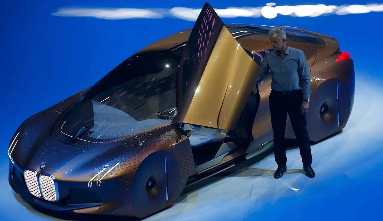 Seorang pria melihat interior mobil konsep 'Vision Next 100' BMW saat perayaan HUT ke-100 BMW di Munich, Jerman, Senin (7/3/2016). 'Vision Next 100' BMW terlihat sangat futuristik. (Reuters/ Michael Dalder)