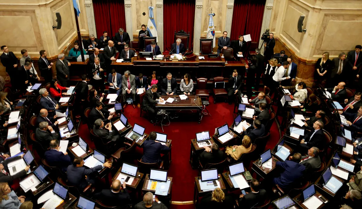 Senat Argentina jelang debat tentang UU dekriminalisasi aborsi di Buenos Aires, Argentina, Rabu (8/8). Parlemen Argentina menggelar pemungutan suara yang akan mendekriminalisasi aborsi hingga 14 minggu pertama kehamilan. (AP Photo/Natacha Pisarenko)
